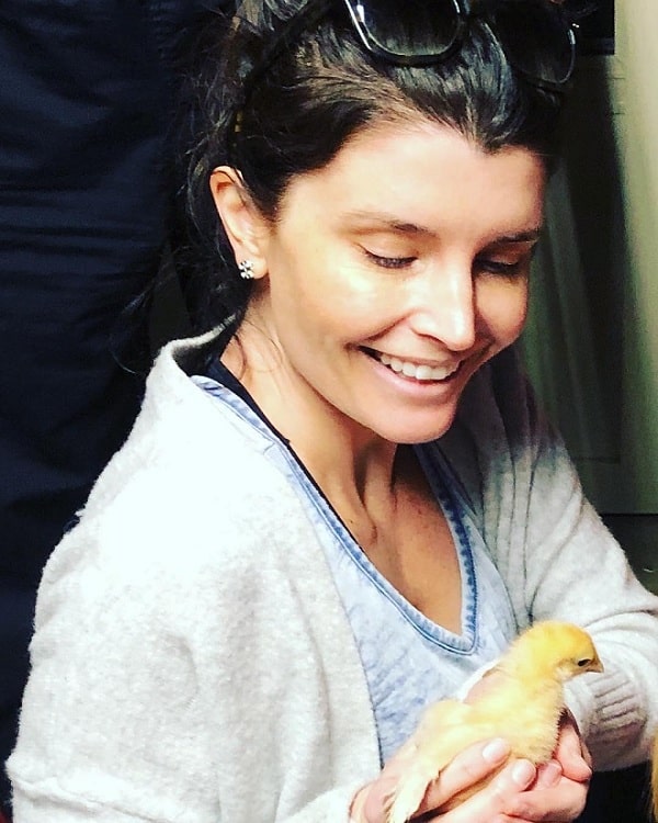 A picture of Keke Vencill with a cute chick.